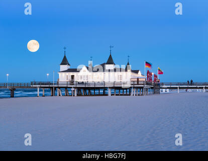 Ahlbeck Seaside Resort Pier bei Dämmerung, full Moon, Ahlbeck, Heringsdorf, Usedom, Ostsee, Mecklenburg-Western Pomerania, Deutschland Stockfoto