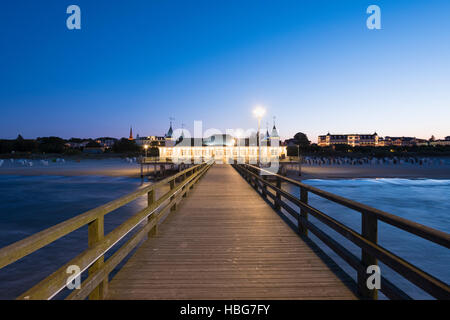 Ahlbeck Seaside Resort Pier in der Abenddämmerung, Ahlbeck, Heringsdorf, Usedom, Ostsee, Mecklenburg-Western Pomerania, Deutschland Stockfoto