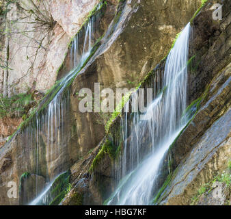 Wasserfall auf bemoosten Hang in der Schlucht, Wimbachklamm, Wimbachtal, Ramsau Bei Berchtesgaden, Berchtesgadener Land, Oberbayern Stockfoto