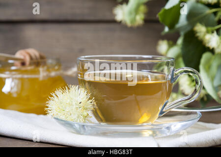 Linden Tee in Glas und Glas mit Honig Stockfoto