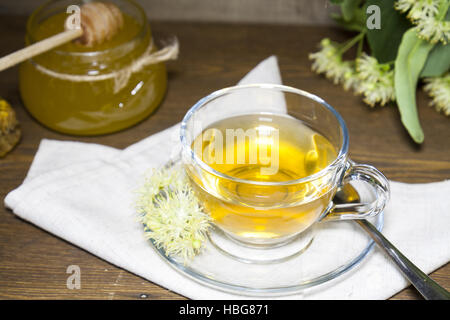 Linden Tee in Glas und Glas mit Honig Stockfoto