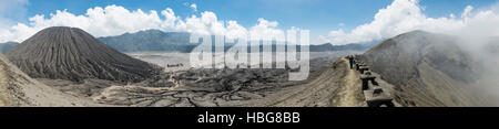 Zeigen Sie aus dem Krater des Mount Bromo, Mount Batok, Bromo-Tengger-Semeru-Nationalpark, Ost-Java, Indonesien an Stockfoto