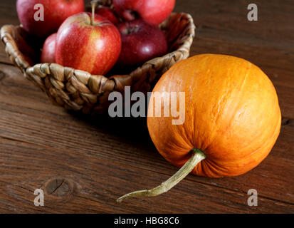 Herbstliche Stillleben mit Äpfeln und Kürbissen Stockfoto