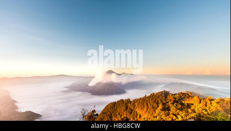 Mount Bromo, Sonnenaufgang, Vulkan in Wolken, Mount Kursi, Mount Semeru, Bromo-Tengger-Semeru-Nationalpark, Mount Batok, Java Stockfoto