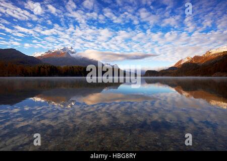 Bewölkter Himmel, Silsersee, Piz da la Margna hinter, Sils, Engadin, Kanton Graubünden, Schweiz Stockfoto