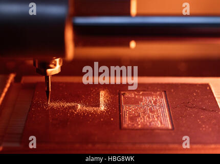 CNC-Maschine Fräsen Leiterbahnen für die elektronische Schaltung in Kupferplatte Stockfoto