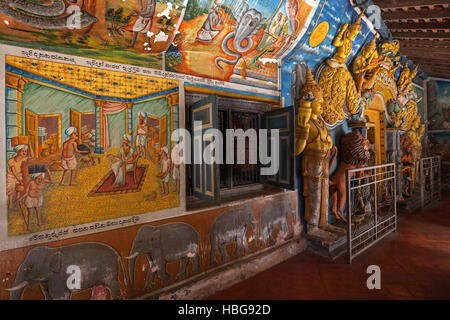 Innenraum des Aluvihara Rock Cave Tempel, buddhistische Statuen und Wandmalereien, Central Province, Sri Lanka Stockfoto