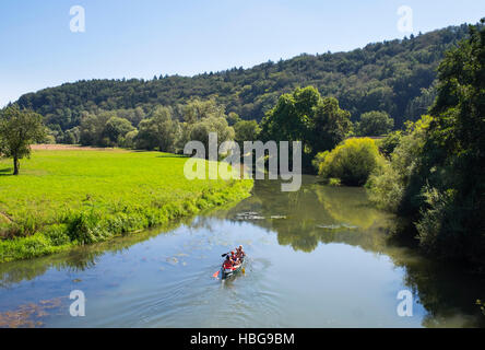 Kanufahren auf Fluss Altmühl, Esslingen Bei Solnhofen, Altmühltal, Mittelfranken, Franken, Bayern, Deutschland Stockfoto