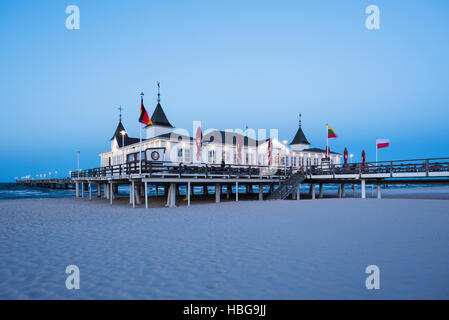 Ahlbeck Seaside Resort Pier in der Abenddämmerung, Ahlbeck, Heringsdorf, Usedom, Ostsee, Mecklenburg-Western Pomerania, Deutschland Stockfoto