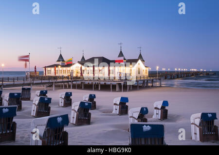 Strandkörbe, Ahlbeck Seaside Resort Pier in der Abenddämmerung, Ahlbeck, Heringsdorf, Usedom, Ostsee, Mecklenburg-Vorpommern Stockfoto