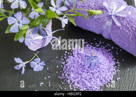 Lavendel Badesalz mit Blumen und Handtuch Stockfoto