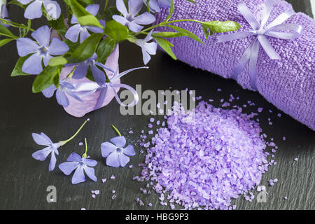 Lavendel Badesalz mit Blumen und Handtuch Stockfoto