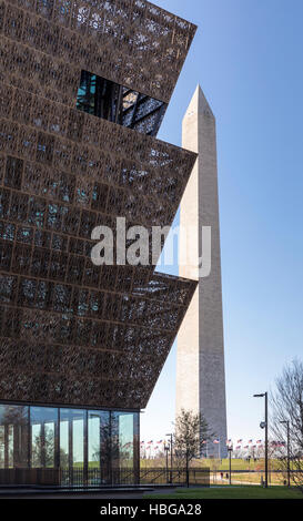 National Museum of African American History und Kultur und das Washington Monument auf der National Mall, Washington, DC, USA Stockfoto