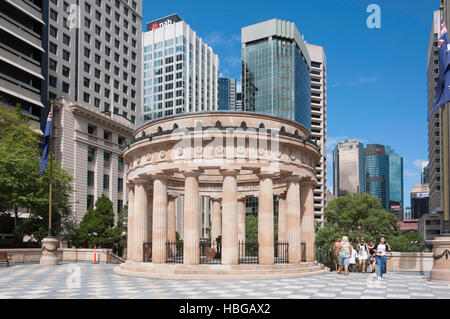 ANZAC Square Kriegerdenkmal und CBD Gebäuden, Stadt Brisbane, Brisbane, Queensland, Australien Stockfoto