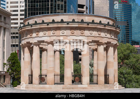 ANZAC Square Kriegerdenkmal und CBD Gebäuden, Stadt Brisbane, Brisbane, Queensland, Australien Stockfoto