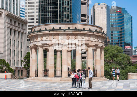 ANZAC Square Kriegerdenkmal und CBD Gebäuden, Stadt Brisbane, Brisbane, Queensland, Australien Stockfoto