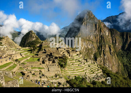 Blick auf die verlorene Inka-Stadt Machu Picchu mit Wolken in der Nähe von Cusco, Peru. Machu Picchu ist eine peruanische historische Heiligtum. Stockfoto