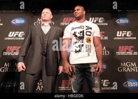 UFC-Kämpfer Brock Lesnar, links, und Alistair Overeem auf einer Pressekonferenz, UFC 141 im MGM Grand Hotel in Las Vegas, Nevada auf Mittwoch, 28. Dezember 2011 zu fördern. Foto von Francis Specker Stockfoto