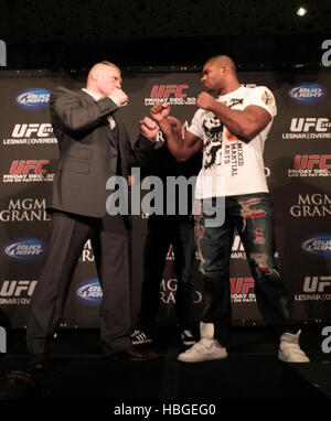 UFC-Kämpfer Brock Lesnar, links, und Alistair Overeem auf einer Pressekonferenz, UFC 141 im MGM Grand Hotel in Las Vegas, Nevada auf Mittwoch, 28. Dezember 2011 zu fördern. Foto von Francis Specker Stockfoto