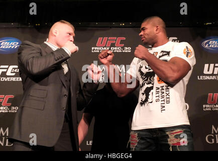 UFC-Kämpfer Brock Lesnar, links, und Alistair Overeem auf einer Pressekonferenz, UFC 141 im MGM Grand Hotel in Las Vegas, Nevada auf Mittwoch, 28. Dezember 2011 zu fördern. Foto von Francis Specker Stockfoto