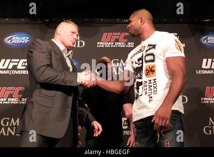 UFC-Kämpfer Brock Lesnar, links, und Alistair Overeem auf einer Pressekonferenz, UFC 141 im MGM Grand Hotel in Las Vegas, Nevada auf Mittwoch, 28. Dezember 2011 zu fördern. Foto von Francis Specker Stockfoto