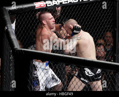 UFC-Kämpfer Ross Pearson, Recht, kämpft auf Freitag, 30. Dezember 2011 Junior Assuncao bei UFC 141 in der MGM Grand Garden Arena in Las Vegas, Nevada. Foto von Francis Specker Stockfoto