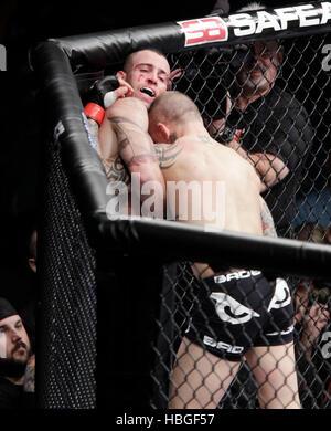 UFC-Kämpfer Ross Pearson, Recht, kämpft auf Freitag, 30. Dezember 2011 Junior Assuncao bei UFC 141 in der MGM Grand Garden Arena in Las Vegas, Nevada. Foto von Francis Specker Stockfoto