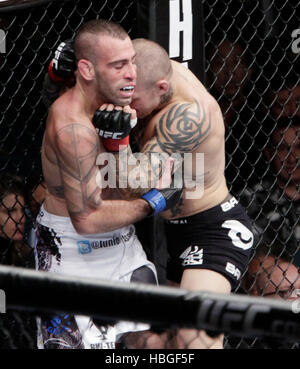 UFC-Kämpfer Ross Pearson, Recht, kämpft auf Freitag, 30. Dezember 2011 Junior Assuncao bei UFC 141 in der MGM Grand Garden Arena in Las Vegas, Nevada. Foto von Francis Specker Stockfoto