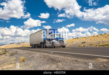 Blaue LKW auf der Autobahn bewegen Stockfoto