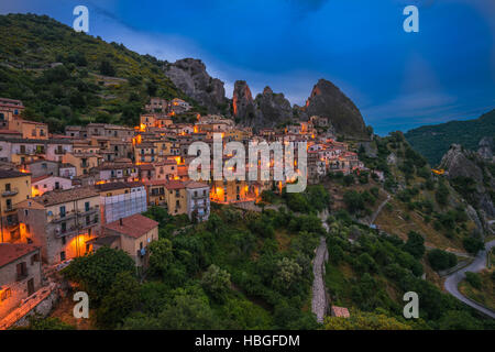 Castelmezzano bei Nacht, Basilikata, Italien Stockfoto