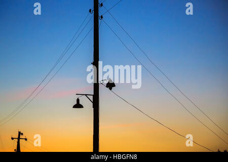 Sonnenaufgang, Strommasten Stockfoto