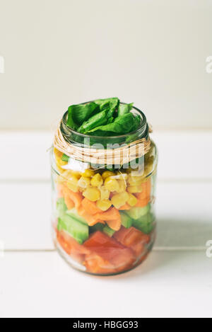 Frischen Salat im Glas Stockfoto