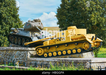 Sowjetischer Panzer schlägt deutschen Stockfoto