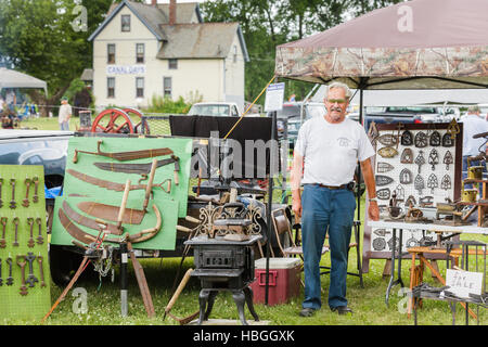 Ein Sammler zeigt seine Sammlung, Canal Tage, Schoharie Crossing, New York. Stockfoto