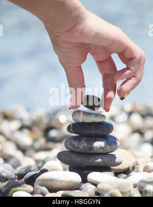 Balancing Kiesel Turm Stockfoto