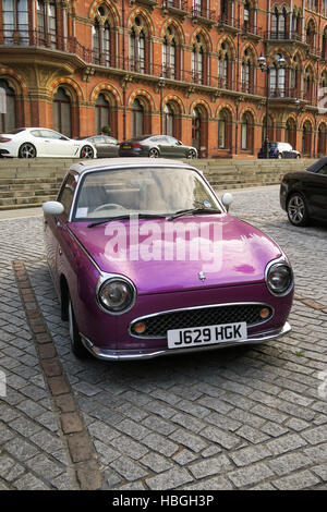 Ein Nissan Figaro klassisches japanisches Auto fotografiert in London, UK. Stockfoto