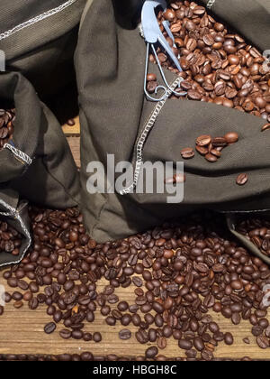 Kaffeebohnen auf Taschen Stockfoto