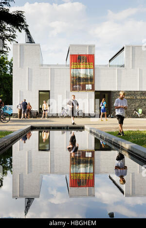 Radfahrer auf der jährlichen Erie Canal Bike Tour stop für Abendessen und Kultur im Arkell Museum, Canajoharie, New York. Stockfoto