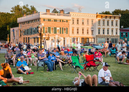 Radfahrer auf der jährlichen Erie Canal Bike Tour genießen Sie ein Konzert, Canajoharie, New York. Stockfoto