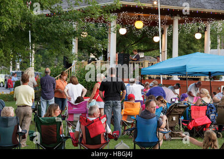 Gemeinschaft genießt ein Konzert unter dem Musikpavillon im Hazlett Park, Fort Plain, New York Stockfoto