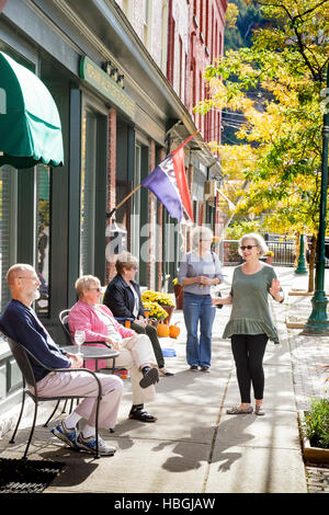 Freunde Shoppen und reden, Canal Place, Little Falls, Herkimer Co8nty, Mohawk Valley, New York. Stockfoto