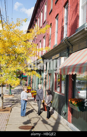 Frauen shoppen und reden, Canal Place, Little Falls, Herkimer Co8nty, Mohawk Valley, New York. Stockfoto