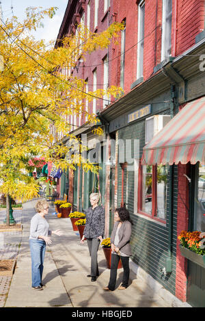 Frauen shoppen und reden, Canal Place, Little Falls, Herkimer Co8nty, Mohawk Valley, New York. Stockfoto