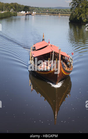 Wikinger-Langschiff-Replik Draken Harald Hårfagre durchläuft Fort Plain, Montgomery County, New York. Stockfoto