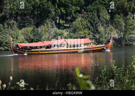 Wikinger-Langschiff Replik Draken Harald Hårfagre verlässt Erie-Kanalschleuse 14 in Canajoharie, Montgomery County, New York. Stockfoto