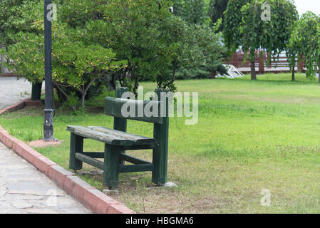 Holzbank im park Stockfoto