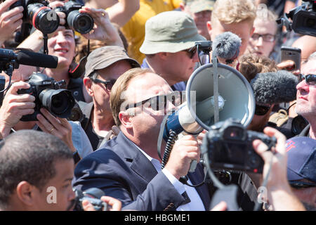 Cleveland, Ohio, USA; July19, 2016: rechter Flügel-Talkshow-Moderator Alex Jones schürt das Publikum in Public Square vor zweiten Abendveranstaltungen an der Stockfoto