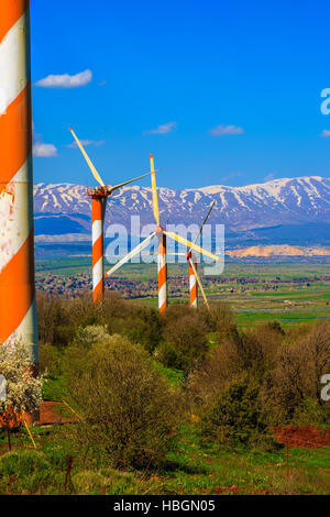 Moderne Windmühlen und Hermon Stockfoto