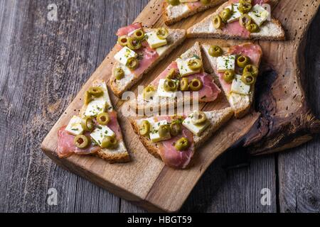 Kleine Sandwiches mit Speck Stockfoto
