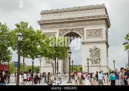 Französische Ikonen, Triumphbogen, Triumphbogen, Blick auf die Straße von der Avenue des Champs-Elysees mit einer Menge Touristen Stockfoto